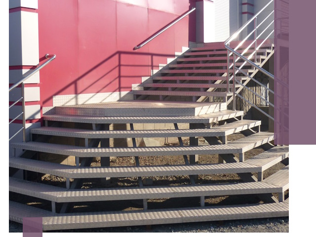 Лестницы для магазина в Иркутске — изготовление и монтаж