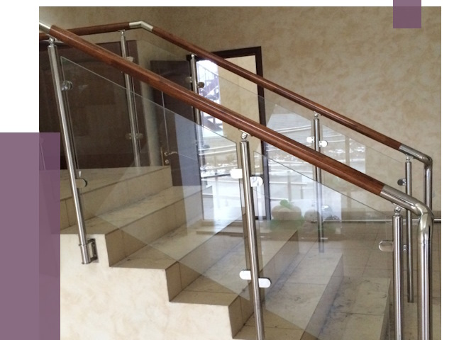 Комбинированные перила из металла и дерева в Иркутске