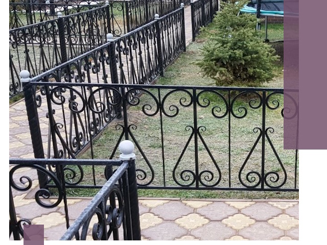Кованые газонные ограждения под ключ в Иркутске